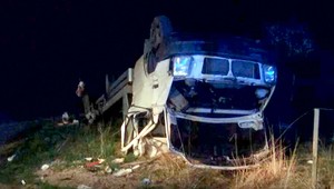 Tragická nehoda: Vodič nákladiaku po náraze do svahu zahynul