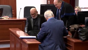 Podnikateľ, bývalý sudca a exposlanec pred súdom. Čelia obžalobe pre úplatky, vinu odmietajú