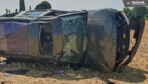 Auto zišlo mimo vozovku. Nehodu neprežila po prevrátení auta 50-ročná vodička