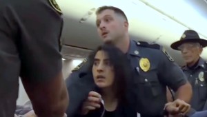 Šokujúce video: Policajti násilne vyviedli ženu z lietadla pre alergiu na zvieratá