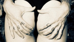 ČIE ruky na KOHO zadku?