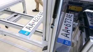 Výrobná cena tabuľky EČV je približne štyri eurá. Prečo za ňu platíme niekoľkokrát viac?