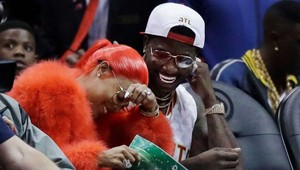 Spevák využil Kiss Cam na pokľaknutie. Počul áno