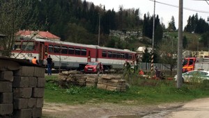 Zrážka vlaku s autom pri Lietavskej Lúčke, mladý pár je vo vážnom stave