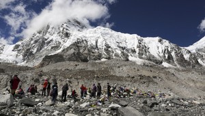 Veľké upratovanie na Evereste. Šerpovia zniesli dolu 11 ton odpadu a štyri telá