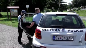 Muži podozriví z drogovej trestnej činnosti počas zásahu zaútočili na policajtov