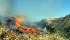 Požiar pod Tatrami. Hasičom sa nedarí zlikvidovať oheň pri Hranovnici