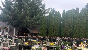 V Kolíňanoch pochovali Marianu (21) a Alexa (16), ktorí zomreli pri tragickej nehode autobusu