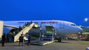 Dorazila ďalšia várka ochranných pomocôk. K spoločnostiam J&T a EPH sa pridal rezort vnútra