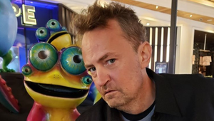 Tvrdí, že žije v dych vyrážajúcej vile a má pravdu! TOTO je dom Matthewa Perryho!