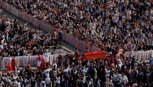 S pápežom Františkom sa odvčera rozlúčilo 61-tisíc ľudí. Ľudia trpezlivo čakajú aj štyri hodiny