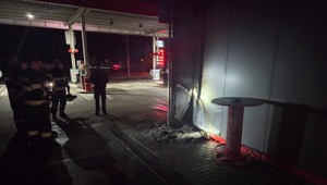 Nahnevaný zákazník zapálil čerpaciu stanicu, lebo sa nedostal dnu po záverečnej