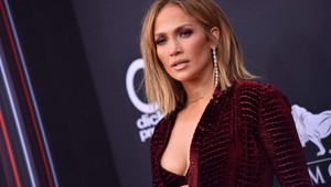 Jennifer Lopez sa kúpe v mori v celkom bizarnom sete