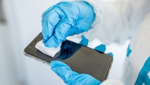 Čistite si ruky, ale aj mobil: Poradíme vám, ako ho vydenzinfikovať správne