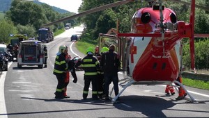 Zrážka auta a motorky: Motorkára odviezol vrtuľník