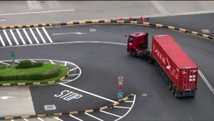 Clá miešajú burzové karty. Na obzore je obchodná vojna