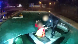 Nebezpečná jazda s nečakaným koncom: Vodič stratil kontrolu nad autom a skončil v bazéne