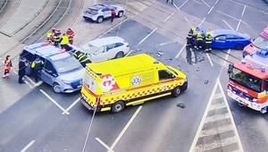 Dve nehody a desiatky minút meškaní. Bratislava zažila náročné ráno