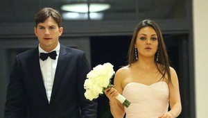 Ashtona Kutchera prichytili s neznámou ženou! Podvádza svoju manželku Milu Kunis?