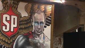 FOTO: Putin ako superhrdina vyskočí z každého rohu