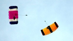 Nehoda na hodoch. Parašutista sa zrútil do záhrady