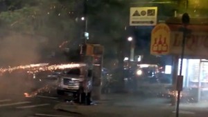 Záhadná žena strieľala pyrotechniku do davu ľudí. Polícia po nej pátra