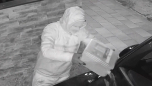 Dvojica poliala auto horľavinou a zapálila ho. Polícia žiada verejnosť o pomoc