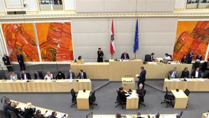 Rakúsko bude mať historicky prvú kancelárku. Nahradila Sebastiana Kurza