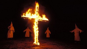 Rasistický a homofóbny Ku Klux Klan láka černochov, gayov i Židov