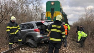 Nehoda na železničnom priecestí. Vlak tlačil auto pred sebou niekoľko metrov
