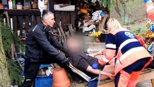 Muž si chcel po hádke postrelenú nohu ošetriť sám. Policajti po jeho chytení zistili, že už mal sedieť vo väzení