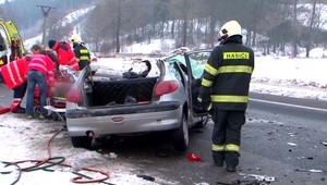 Čelná zrážka auta s nákladiakom. Vodiča vystrihávali skoro pol hodinu