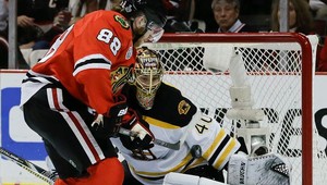 Chárov gól nestačil, Hossa s Handzušom majú mečbal