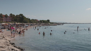 Seniorku pri plávaní napadol morský tvor. Odhryzol jej kus lýtka