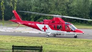 Pri nehode dvoch vozidiel zasahujú hasiči. Do akcie sa zapojil aj vrtuľník