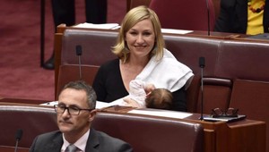 Senátorka dojčila dieťa v parlamente