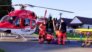 Školák nešťastne spadol zo strechy. Ratovať ho museli leteckí záchranári