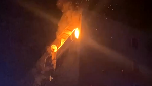 Zobudili deti a utekali pred plameňmi: Z horiaceho paneláku evakuovali 48 ľudí