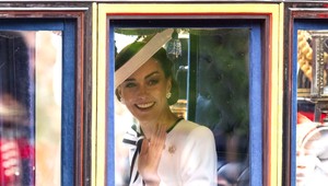 Nosí parochňu a hodiny trávi líčením: Takto Kate Middleton maskuje stopy po chemoterapii