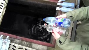 V Michalovciach otvárali šampanské. Nešlo o žiadnu párty, ale o likvidáciu nezákonne dovážaného alkoholu