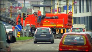 Kolóny v Košiciach. Lebo cestári opravujú cez deň