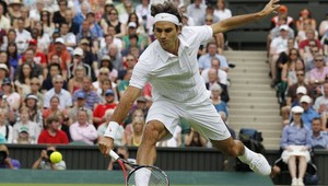 Obhajca Federer otočil zápas s Fallom z 0:2 a postúpil do 2. kola