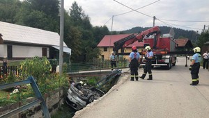 Desivá autonehoda. Vodička prerazila zábradlie a skončila s prevráteným autom v trojmetrovom jarku