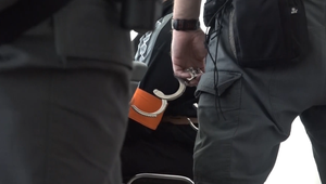 Po znížení trestu sa vrah môže vrátiť domov. Vdova obete má obavy o bezpečie