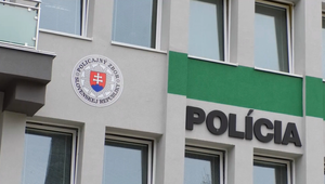 Internetom koluje video agresívneho útoku. Päste dopadali na chlapca, ktorý už ležal na zemi