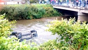 Dôchodca zaparkoval autom v rieke, skončil v nemocnici