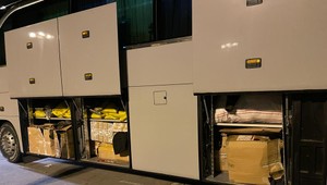 Autobusom chcel prepašovať zvláštnych cestujúcich. Ani jeden z nich sa nehýbal a nehovoril