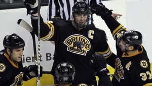 Toto v NHL ešte nebolo! Tri góly v jednom oslabení. Boston i Montreal do play off