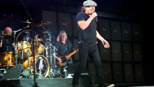 AC/DC odložili koncerty v USA, spevák má problémy so sluchom