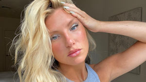 Obliekla si najtrendy mini sukňu tohto leta, no zažila šok: Ako sa TOTO vlastne nosí?